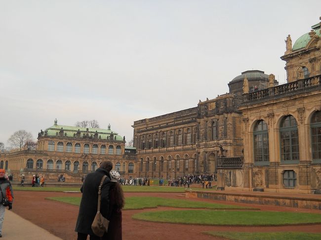 ドレスデン最大の目的地、絵画館。<br /><br />すでに行列が出来てる！！