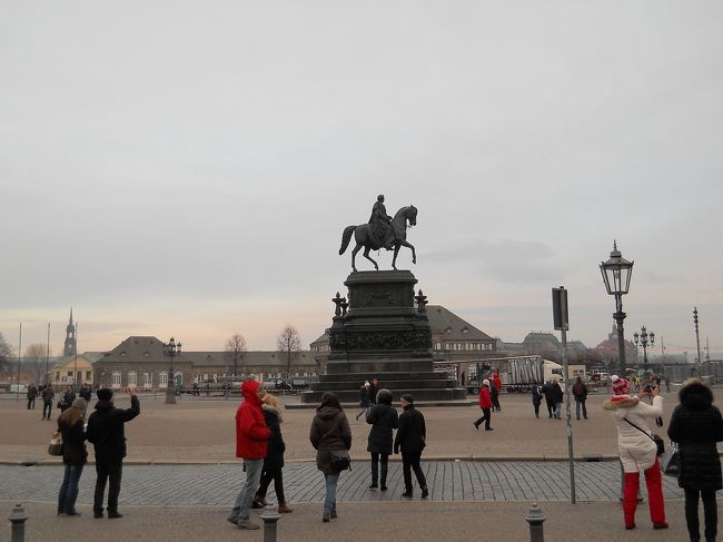 ここでＵターン。<br /><br />ドレスデン城へ。