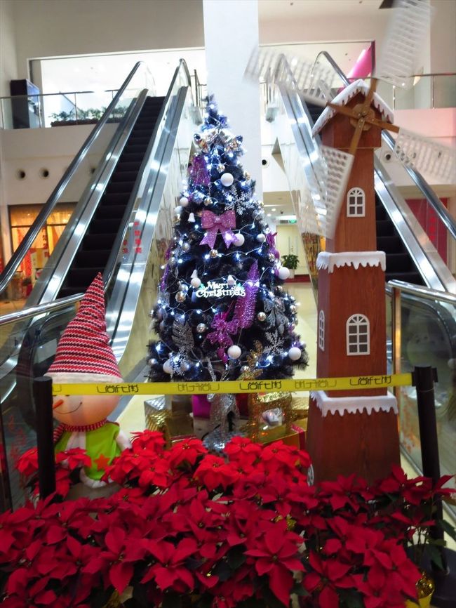 微妙なクリスマスツリー。<br /><br />尚街Loft、まだまだ発展途上のようです。<br /><br />しばらくたってからまた再訪してみようと思います。