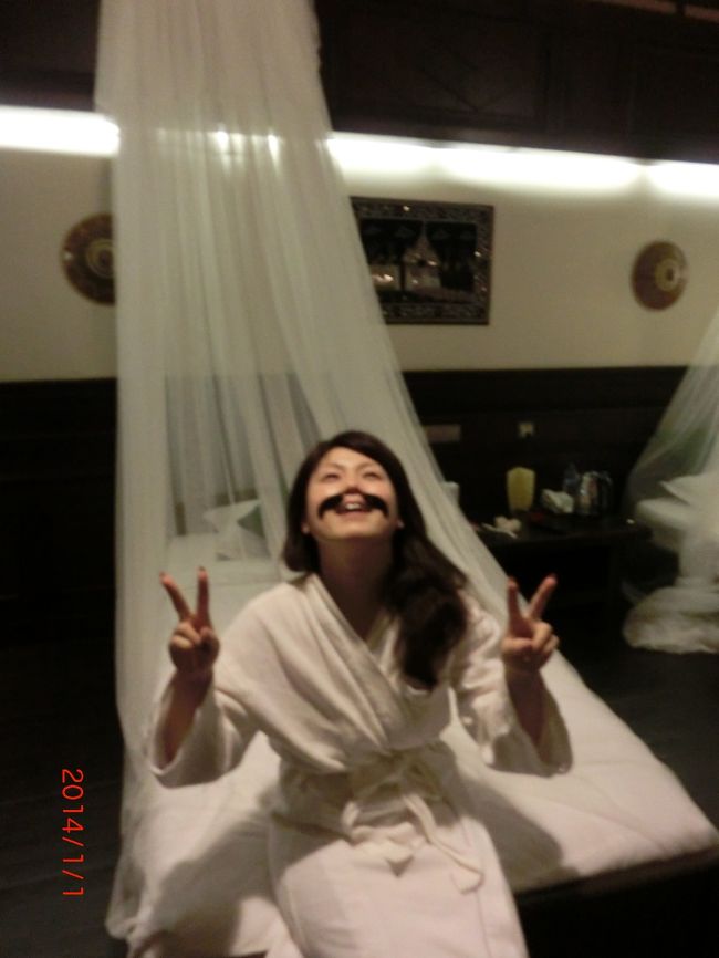 リゾートではしゃぐ二人。