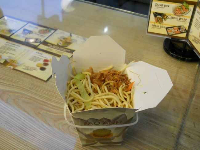 駅に行くまでの道すがら焼きそば3ユーロを購入。<br /><br />車内で夕食？？<br /><br />