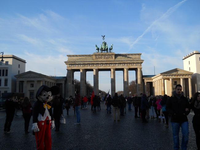 翌日とりあえずブランデンブルグ門へ。<br /><br />観光客で一杯。<br /><br />とりあえずおさえておくスポットよね〜〜