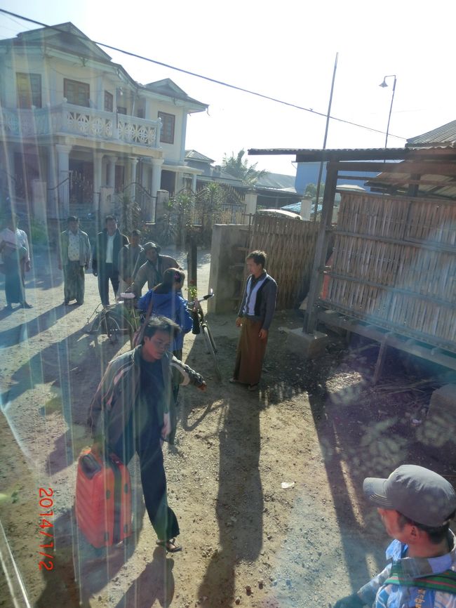 バスも来たのに、どうして乗らないのかと思ってたら、陸上に泊まってたガイドさん待ちでした。「サイカー」という、チャリの横に二人分の座席を背中合わせに取り付けた三輪車にちょこんと座って登場された時は可愛くて思わず笑ってしまいました^^