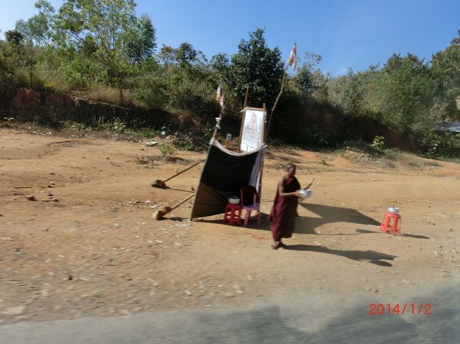 托鉢中のお坊さん。ごめんね、停まれない(>_<)