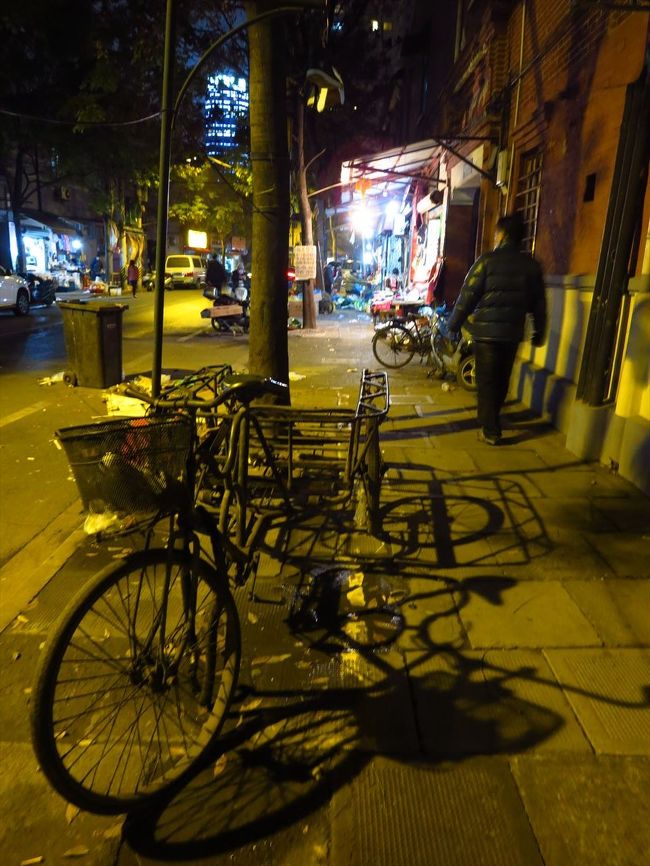 廃品回収用の三輪車がさらに寒さを助長してくれます。