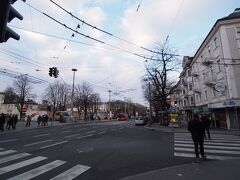 ホテルの看板は建物側面の丸い看板のみ。でも、この看板、中央駅からバスで着いて、ミラベル庭園バス停で下車すると側面しか見えなくてわかり辛い^^;

↓交差点を渡った左側はミラベル庭園＆ミラベル宮殿
ザルツブルク＆ウィーン　2012/13年末年始　街歩き〜新市街＆旧市街〜
http://4travel.jp/travelogue/10739045

オーストリア　2006秋　2日目-1　てくてくザルツブルク新市街
http://4travel.jp/travelogue/10137569