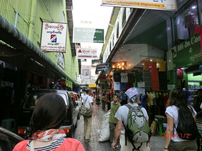 わたしたちはスーチーさんグッズを求めて路面店へ。