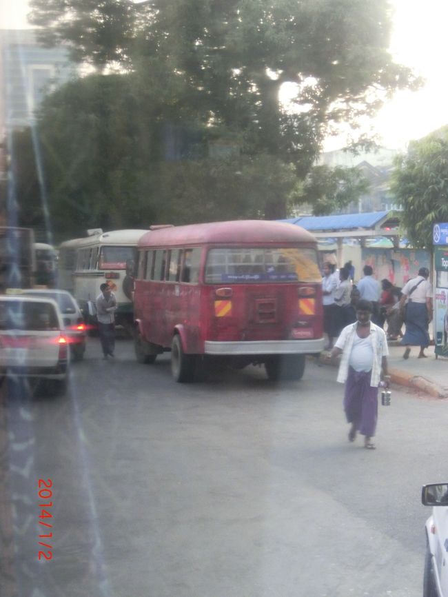 これも日本車なんだそうです。年季入ってるね(ー_ー)!!
