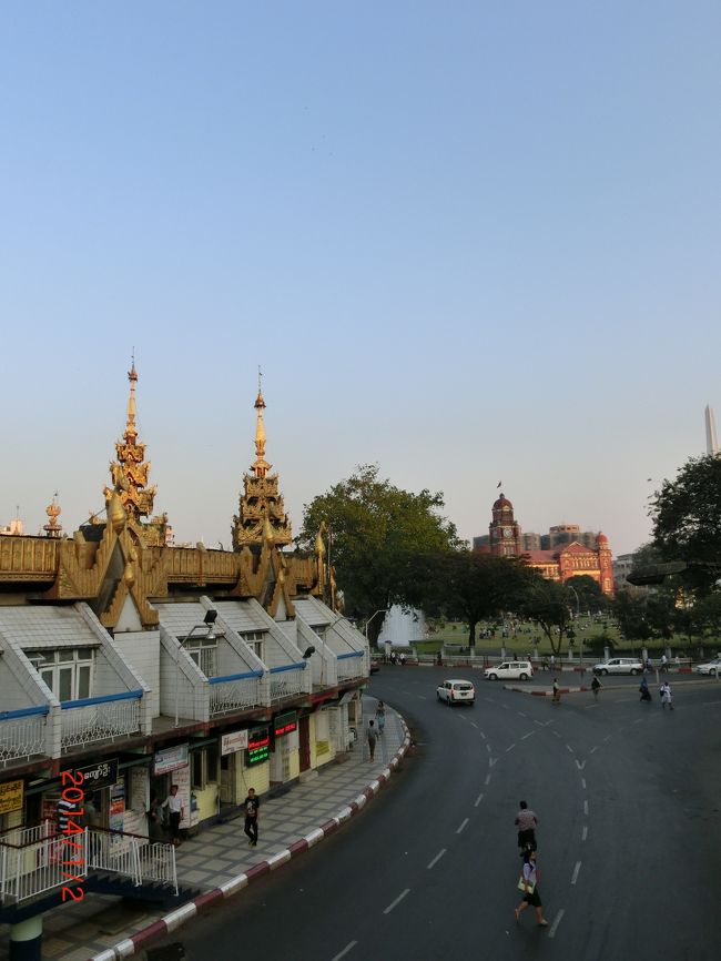 17:15<br />最後の観光となりました(>_<)「スーレー・パヤー(Sule Paya)」です。ヤンゴンの市街はこの仏塔を中心に設計されているので、ランドマーク的存在。