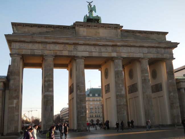 反対側は人もまばら。