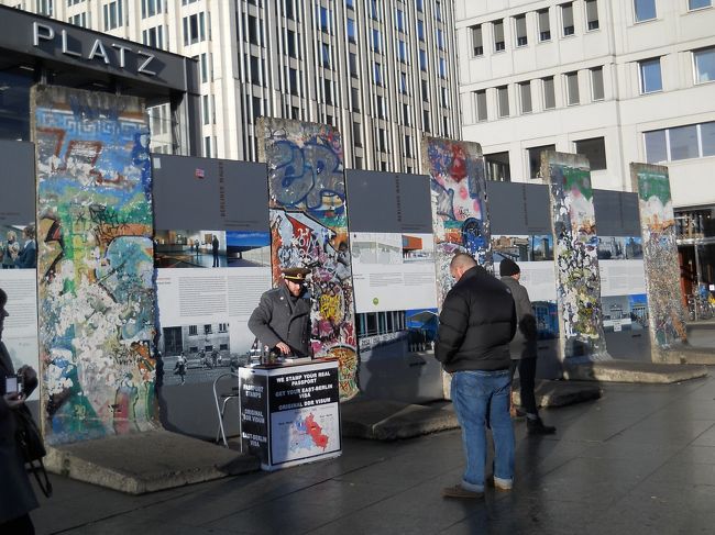 新ナショナルギャラリー、絵画館に行く前にポツダム広場にあるベルリンの壁跡で写真を一枚。<br /><br />ベルリンの壁もこれで見たってことで。