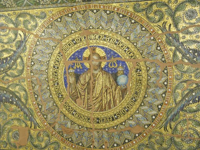 モザイク画も真っ青なステンドグラスも素晴らしい。