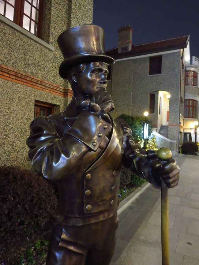 ジョニーウォーカーさんも寒そうです。