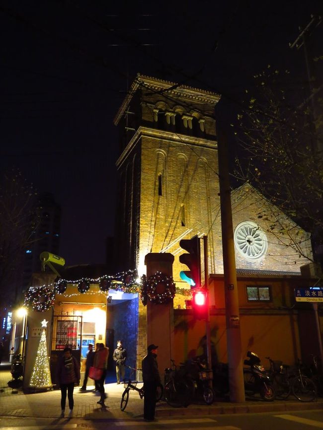 ○　諸聖堂<br /><br />時々仕事で通りかかるのですが、いつも通りかかるのが平日の昼間だからか、今まであいていたためしがなく、この日初めて門があいているのを見ました。<br /><br />