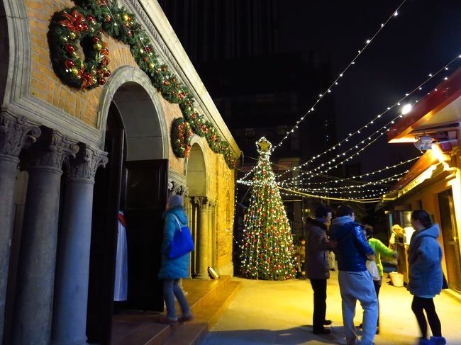 ちょうどクリスマスのミサの真っ最中で、聖歌隊の歌声が響き渡っていました。<br /><br />中をのぞいてみましたが、ものすごくよい雰囲気でした…♪ずっとカトリックの学校に通ってきたので、なんだか懐かしく学生生活を思い出しました。<br />