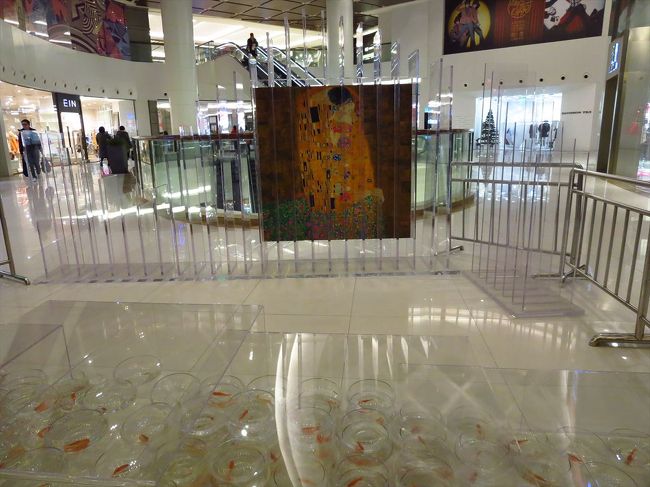 外は寒いので、ウインドーショッピングがてら、新天地時尚の中に入りました。<br /><br />中に入ると、よくわからないアート作品がありました。