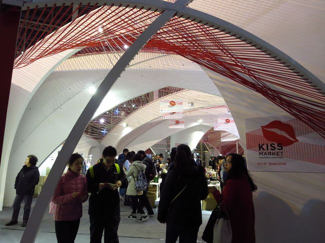 今年の新天地のクリスマスのテーマは、Kiss、らしく、Kiss Marketなるものができてました。