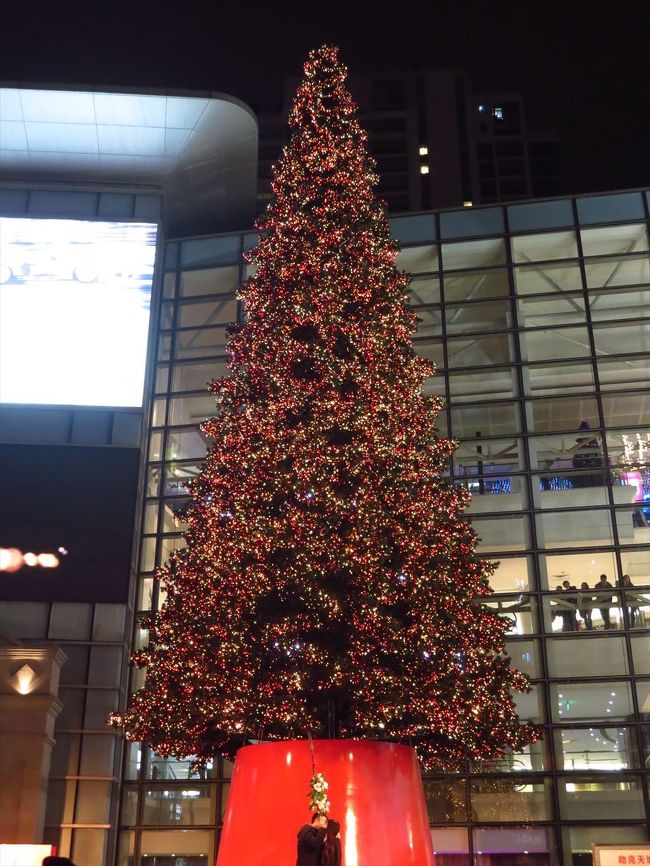 恋人同士がステージ上でキスすると、赤くなるんです。<br /><br />中国人、恥ずかしがる様子も無く、どんどんステージ上にあがってました。