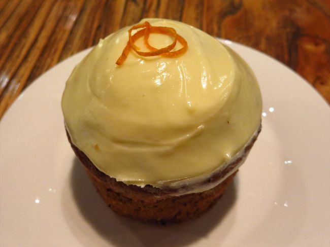 キャロットケーキ★<br /><br />おいしい★<br /><br />Jさんは何も要らないというので、遠慮しているのかと思い、「おごりますよ？！」といったら、「ホントにいらないし、女性におごってもらうわけにはいかないので…」と丁寧に返事が返ってきました。