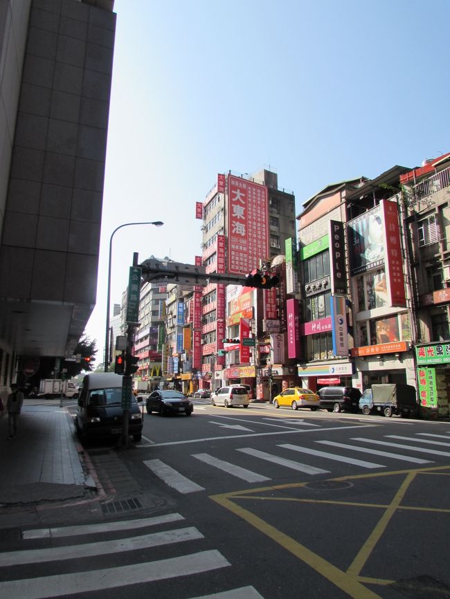 1/1　MRTで台北駅に移動。朝から烏来へ行きます。<br />烏来行きのバスはMRT台北駅のM8番出口から徒歩数分のところにあります。<br />台北駅舎を背に少し歩いて、大きめの通りを左折したところでした。