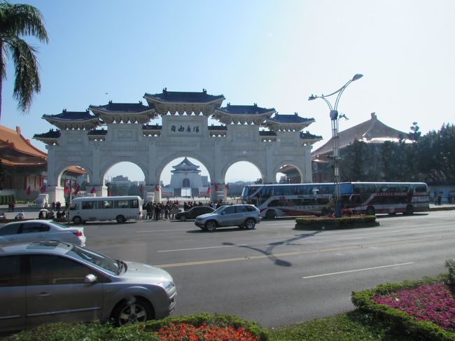 台北駅から行く方法の他に、MRTの新店駅から乗る方法もあります。<br />こちらの方が早く着けると思いますが、バスは途中からかなり混むので台北駅から乗る方がお勧めです。（帰りは逆に新店で降りてMRTを使った方が渋滞等に巻き込まれることがないのでいいと思います。）