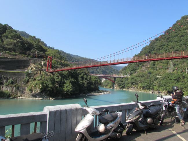 山道をクネクネ進んで台北駅から1時間半程で到着しました。