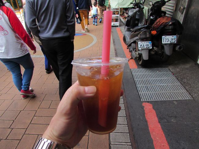 帰り道に買ったドリンク。ちょっと酸っぱい感じで美味しかったです。旅行記①の士林夜市の写真の一番最初の写真がこれです。