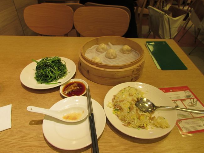 東門駅近くの本店の周りには色々お店があるのでブラブラして暇つぶししました。<br />やっと順番が来てこれらを注文！店員さんはほとんどの方が日本語お上手です。