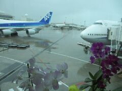 那覇空港 R/WY18に1回で着陸〜♪さすがｷｬﾌﾟﾃﾝ！！ 
先に羽田空港を出発したB747（左側）も横に駐機してます 
いい光景だ〜あっノンビリしてはダメ、すぐに乗継です