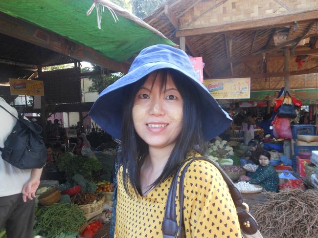 プレゼントをもらう代わりに、「タナカ」というミャンマー版日焼け止めを塗られてました(笑)Ｔ２や添乗員さんにめちゃくちゃ笑われて恥ずかしかったわ(/_;)お店の人たちもＫを見ては微笑んでくれてました^^郷に入っては郷に従えですね！なんかひんやりするよ？<br /><br />楽しくなってきた♪