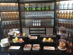 【オールデイ ティータイム『ホライゾン クラブ』 〜シャングリ・ラ ホテル東京〜】10:30〜22:00

ペニンシュラのヘイフンテラスで昼食を摂ってから、14時過ぎにはシャングリラに到着。クラブラウンジのティータイムのフード・プレゼンテーションです。

和菓子（三色団子）もありました。