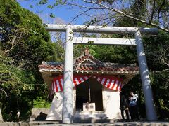 お正月だもの。
いつも沖縄に来さしてもらっているので、初詣しなくちゃ。
波上宮は混雑していそうだったので、
名護城公園の名護神社でお参り。
「いつも無事に来させてもらって、ありがとうございます」