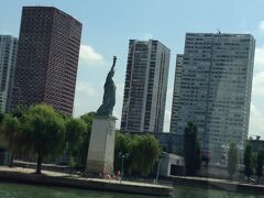 ツアーバス車窓から見えたもの！

グルネル橋にある自由の女神☆･:ﾟ*ｵｫヾ(o´∀｀o)ﾉｫｵ*ﾟ:･☆

フランスのパリにある自由の女神像は、フランスがアメリカに自由の女神像を送ったことの返礼として、パリに住むアメリカ人たちがフランス革命100周年を記念して贈ったものである。