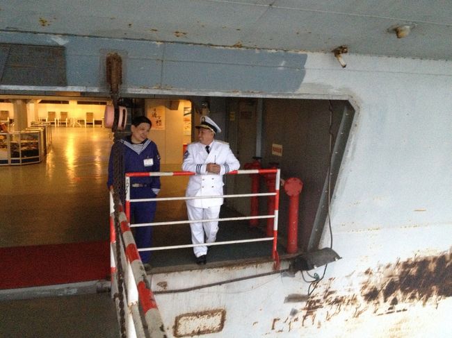 スタッフは軍服コスプレ風。