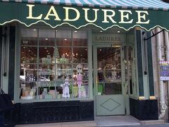 「マドレーヌ教会」周辺の街並み。

こちらはケーキ屋マカロンのお店「LADUREE」です。