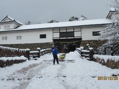 天秤櫓の橋の上を係りのおじさんが一生懸命雪かきをしてくれていました。雪も少し小降りになってきた