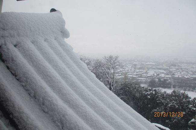 天守閣の屋根にもどっさり雪が