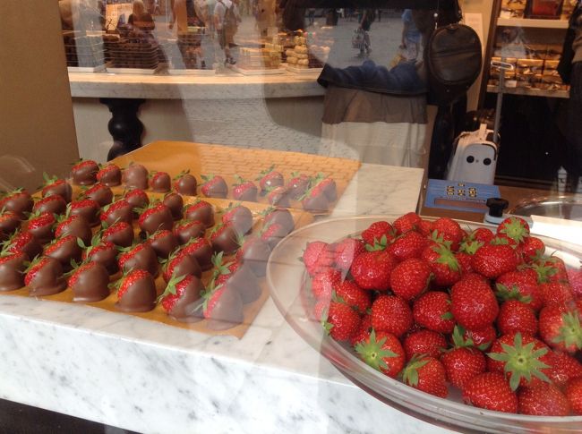 GODIVAのウィンドウを眺めつつ…<br />チョコレートに付いては、別の旅行記〜ベルギーのショコラティエをご覧ください♪