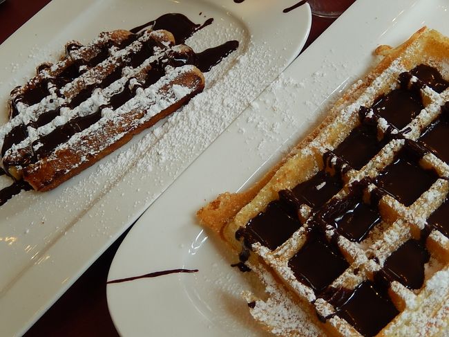 ブリュッセルワッフルとリエージュワッフルのチョコレート掛けを注文。お友達と半分ずつにしてお味を確認！<br />チョコが濃厚で美味しかった♪<br />しかし…Belle Neigeとしては、客が殆ど日本人と中国・韓国系で、気分がへこんでしまいました…