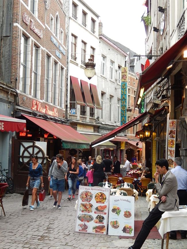 イロ・サクレ地区<br />所狭しと、レストランが軒を連ねています。<br />よく、潰れないものだなぁと感心！<br />目指すはChez LEON本店。Parisでは必ず行くLEON。絶対に本店に行ってみたかった〜！