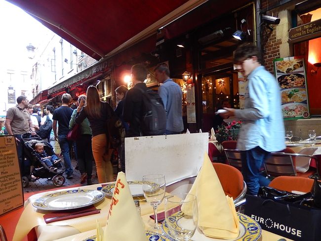 こんな感じで多くの人々が通ります。<br />客引きの言葉にのってしまいました…