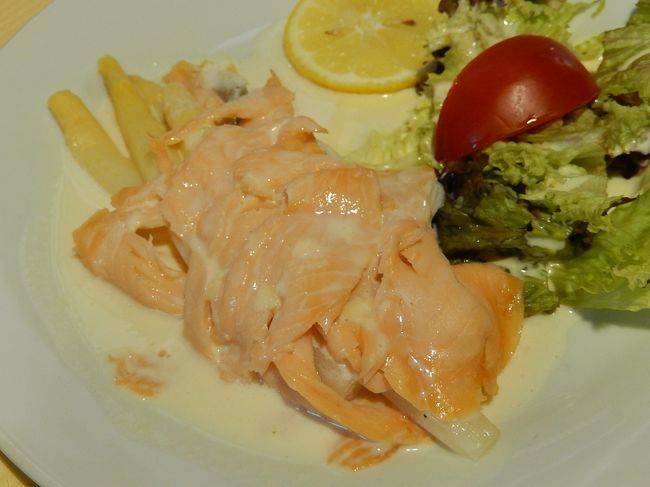 そうだ！ホワイトアスパラガスも食べなきゃ！<br />ビールもついて、10ユーロ…安すぎ…<br />まぁ…値段が値段なので、こんなものでしょ…