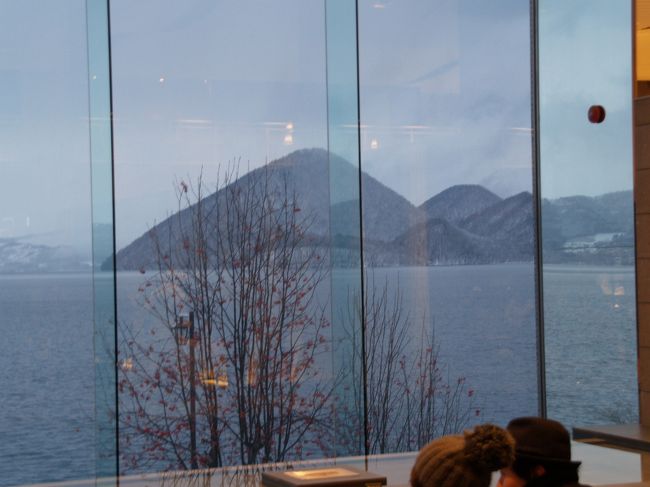 札幌駅を出たのが13：20で概ね、2時間45分で洞爺についた。ロ日から見た洞爺湖であるがもう薄暗かった。