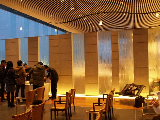 送迎バスに利用者は、一括してチェックイン。自室のカギと説明を聞く。