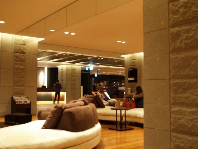 居心地は良いので、近くのロビーで待っていた。息子も妻たちにつき合っている。買う物も無いのに見る心意気は凄い。