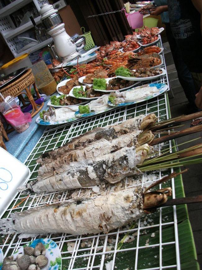 アユタヤ：アヨタヤ水上マーケット<br />シーフードの屋台<br />