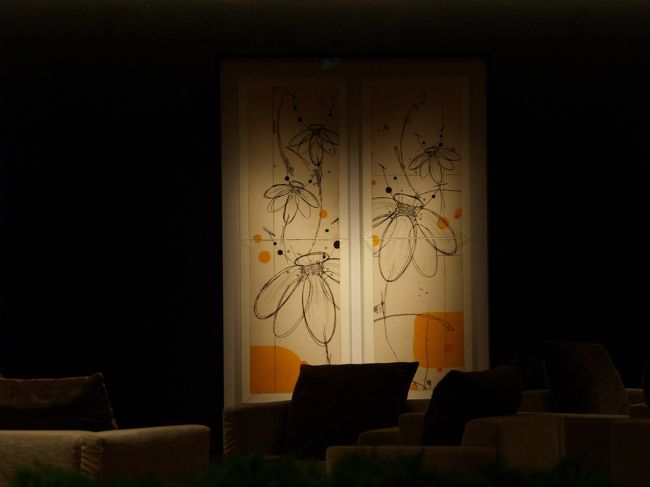 風除室正面の壁面のディスプレー。