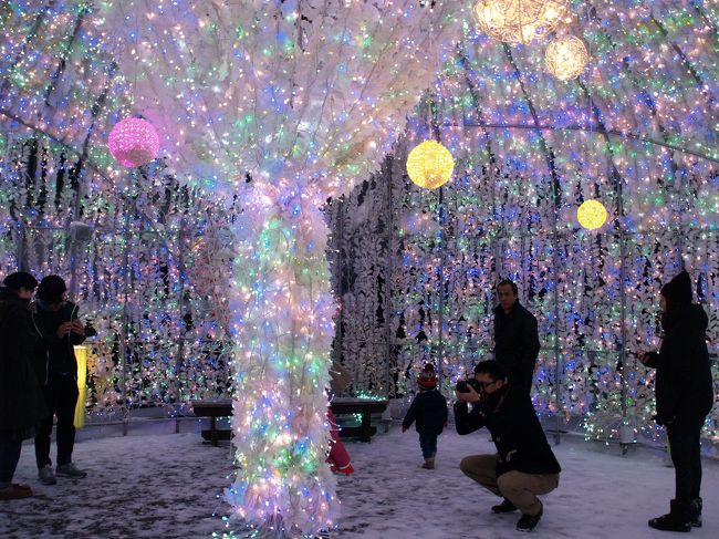 中央ドーム。皆さん記念撮影に余念がない。