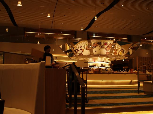 風呂に急いで入って、夕食に行った。7時ごろは混んでいたが8時ともなるとすぐ入れた。