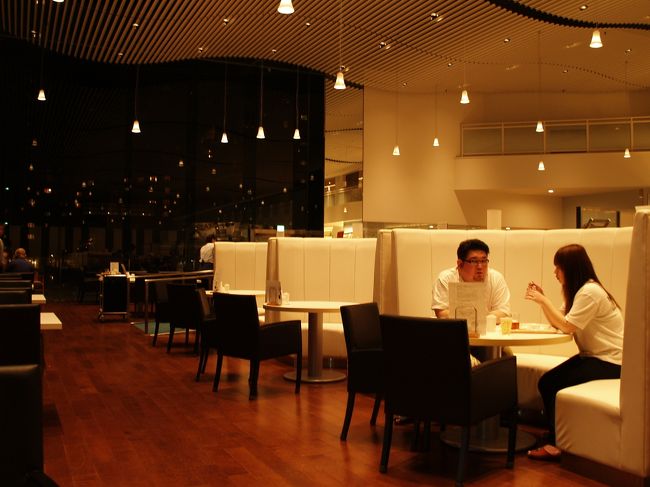 外は、真っ暗。ゆっくり食事をした。何もしないことも良い物だ。